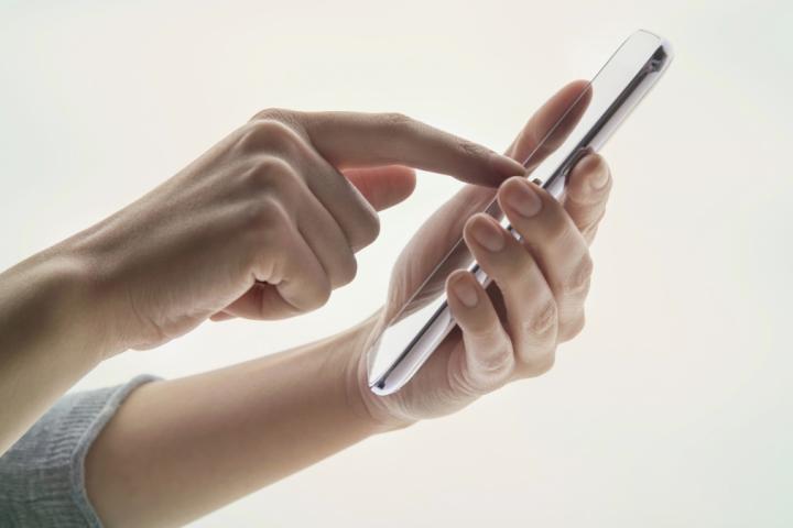 Mujer llamando por teléfono