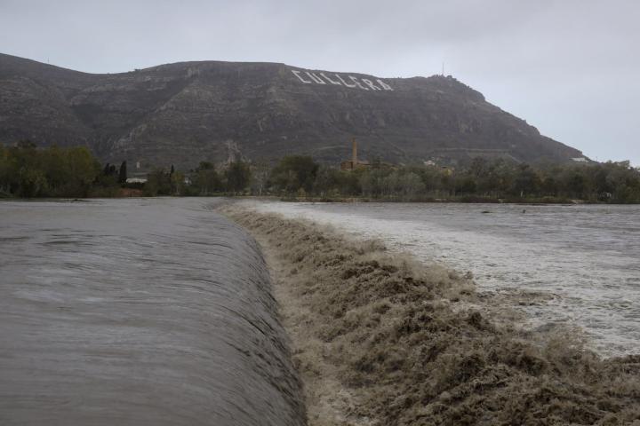 Vista general del río Júcar a su paso por Cullera (Valencia) que lleva un gran caudal debido a las lluvias torrenciales que afectan a la Comunitat Valenciana, y especialmente a la provincia de Valencia, en la que se ha establecido el aviso rojo.