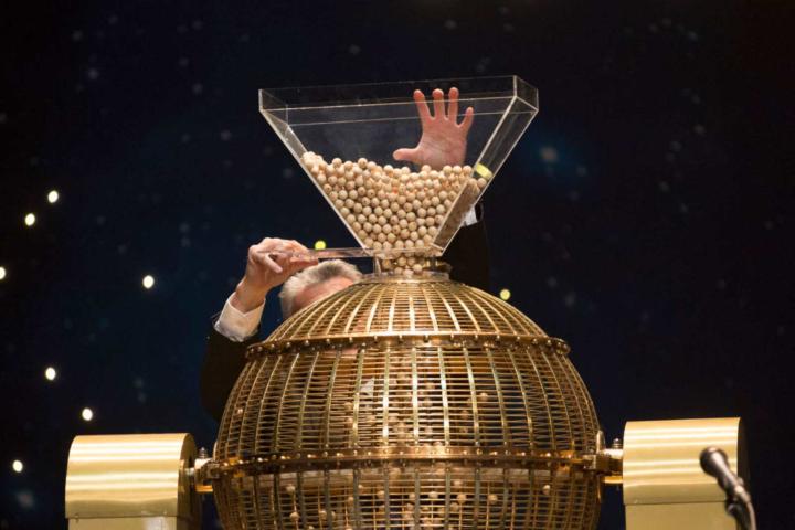 Echando las bolas para el Sorteo Extraordinario de la Lotería de Navidad