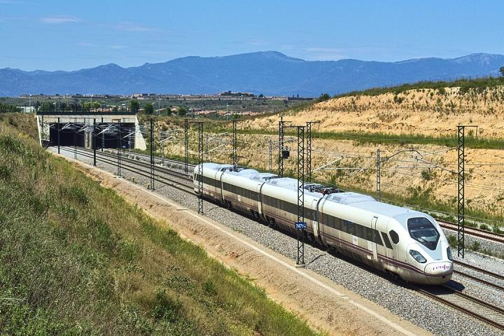 El tren Oaris de CAF, durante unas pruebas en las inmediaciones de Villafant (Girona)
