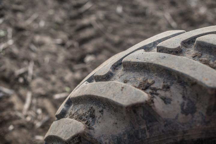 Imagen de archivo de un detalle de la rueda de un tractor.