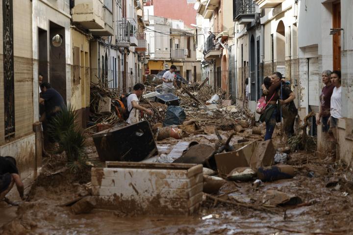 Los destrozos causados por la DANA en una calle de Paiporta (Valencia)