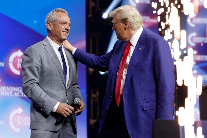 Robert F. Kennedy Jr. junto al candidato republicano, Donald Trump, en un mitín del partido el pasado 23 de octubre de 2024.
