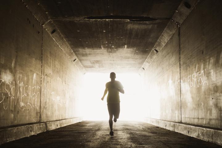 Una persona corriendo por un túnel.