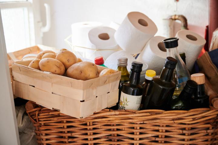 Botellas de aceite, papel higiénico y patatas, en la despensa de una casa en Berlín.