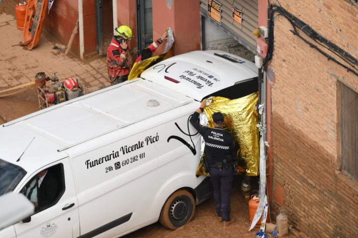 Los cuerpos recuperados del garaje de un edifcio de La Torre, en Valencia.