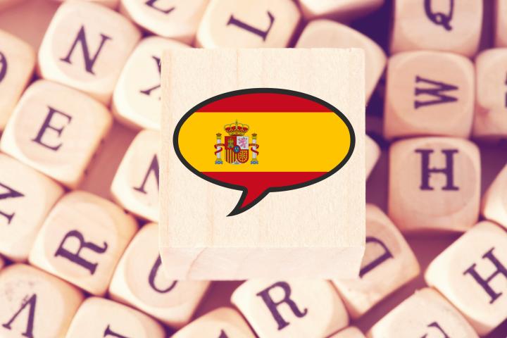 Diferentes letras, idioma español y bandera de España.