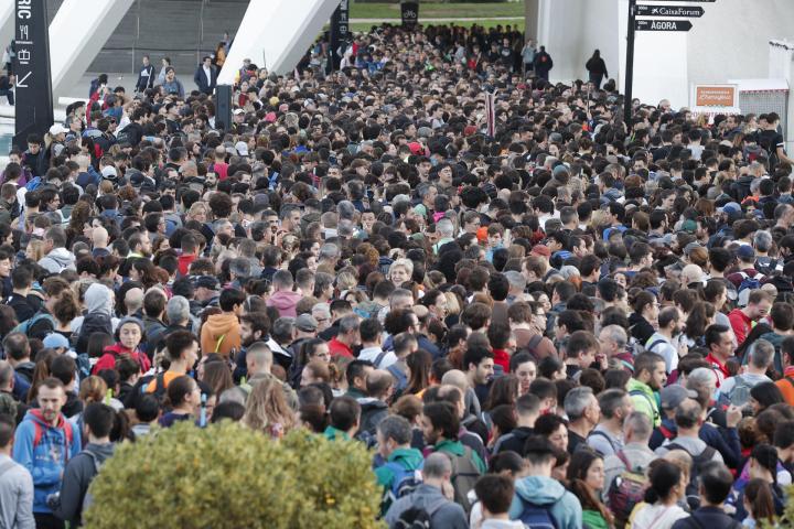 Miles de personas se han acercado este sábado hasta la Ciudad de las Artes y las Ciencias de Valencia.