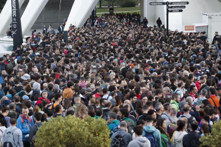 Miles de personas se han acercado este sábado hasta la Ciudad de las Artes y las Ciencias para presentarse como voluntarios.