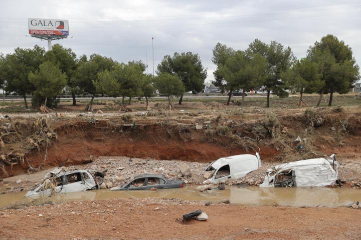 Foto de archivo de coches destrozados y semienterrados por el paso de la dana en un barranco próximo al Centro Comercial Bonaire, en Valencia.