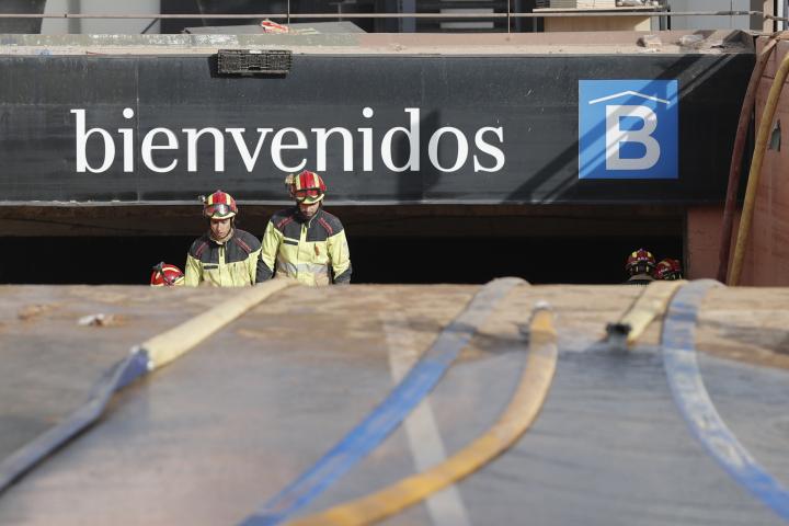 Efectivos del cuerpo de Bomberos salen del parking subterráneo del Centro Comercial Bonaire de donde se está extrayendo el agua acumulada para poder acceder a los coches aparcados.