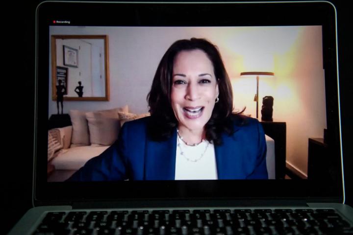 La candidata demócrata y vicepresidenta estadounidense, Kamala Harris, durante un streaming en Zoom para un acto.