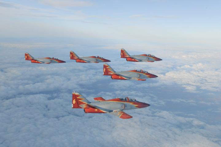 La Patrulla Águila del Ejército del Aire, en formación.