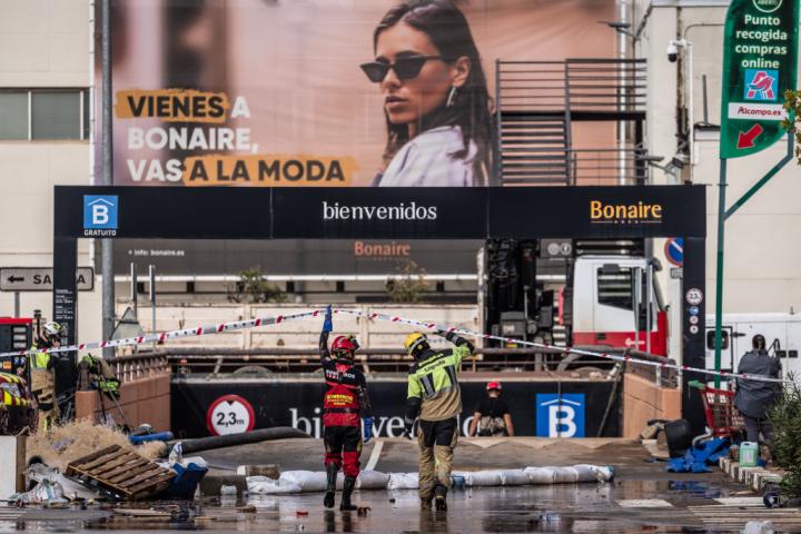 Trabajadores de los servicios de emergencias, frente a la entrada del Centro Comercial Bonaire