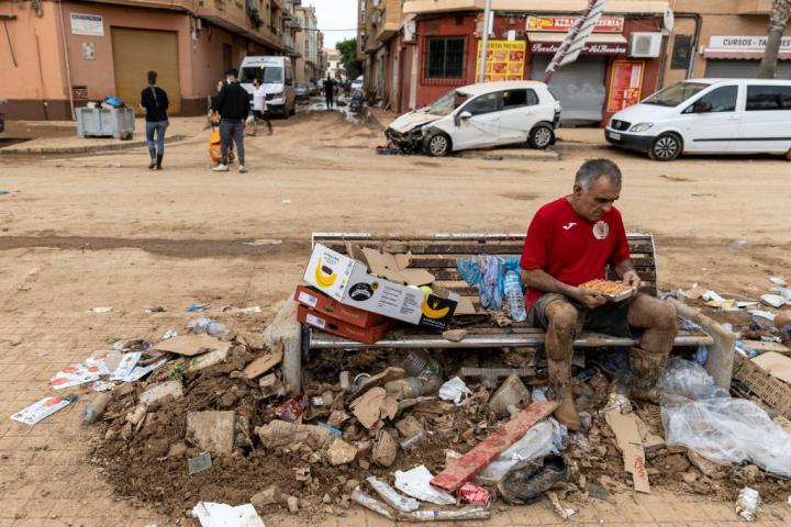 Un hombre se dispone a comer en un descanso durante los trabajos de limpieza en Alfafar.