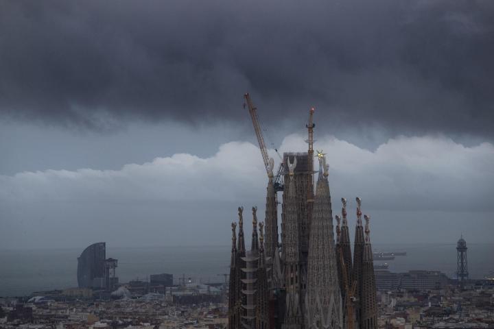 Vista de archivo de Barcelona cubierta de nubes.