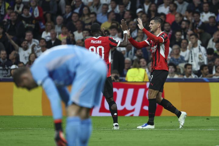 El delantero español del Milan, Álvaro Morata, tras conseguir el segundo gol del equipo italiano