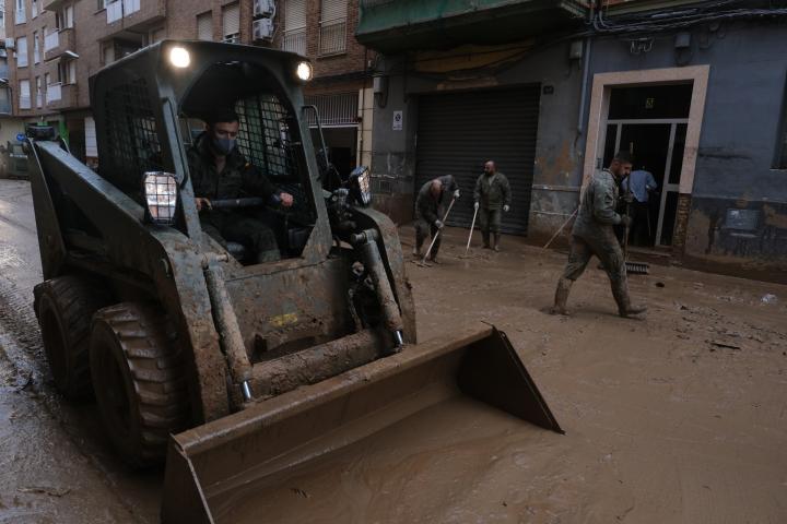 Militares limpian una de las calles arrasadas por la DANA