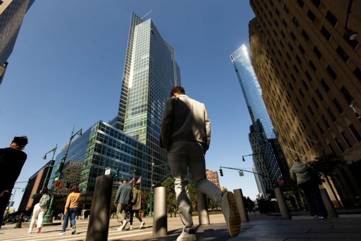 Peatones cruzan por un paso en Nueva York