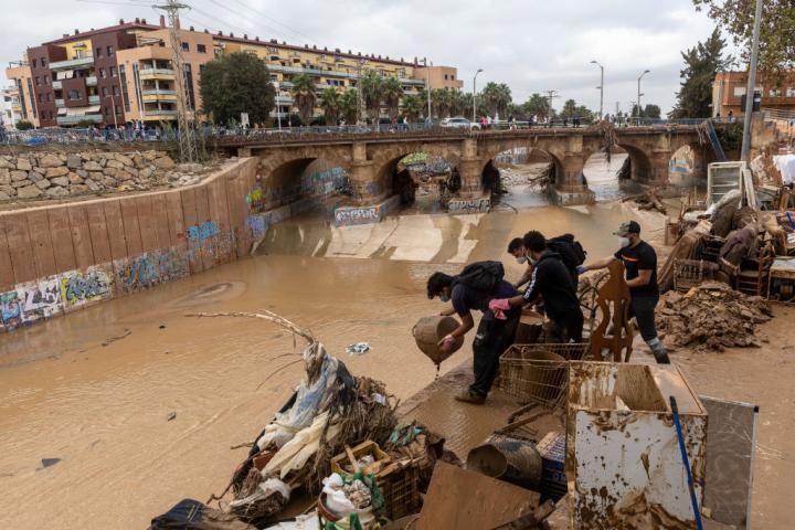 Un grupo de voluntarios participa en las labores de limpieza en Masanasa.