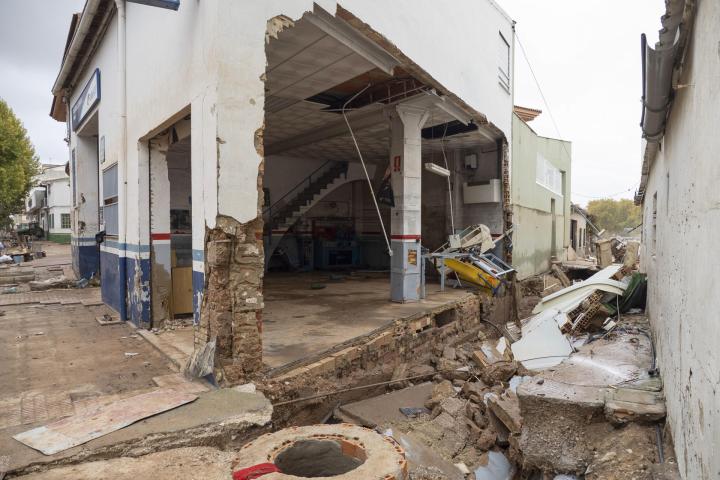 Un taller destrozado en la localidad de Utiel (Valencia), a escasos kilómetros de la localidad de Requena.