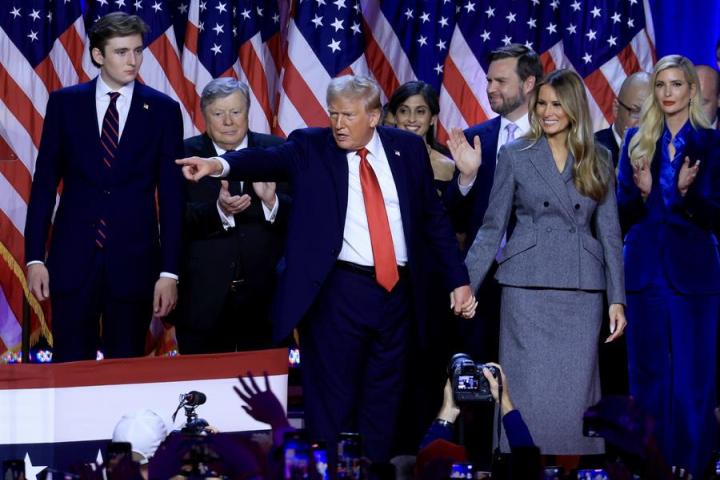 Donald Trump, junto a Melania y parte de su equipo, celebra su victoria