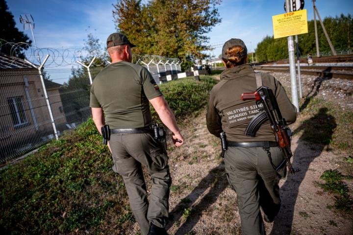 Dos agentes vigilan la frontera entre Rusia, Polonia y Lituana.