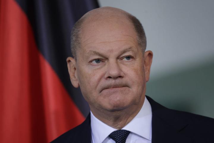 Olaf Scholz, con gesto serio