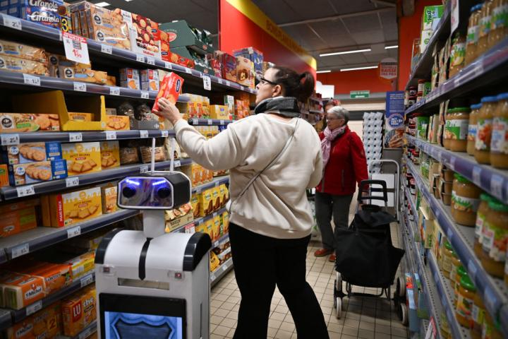 Un cliente hace la compra en un supermercado