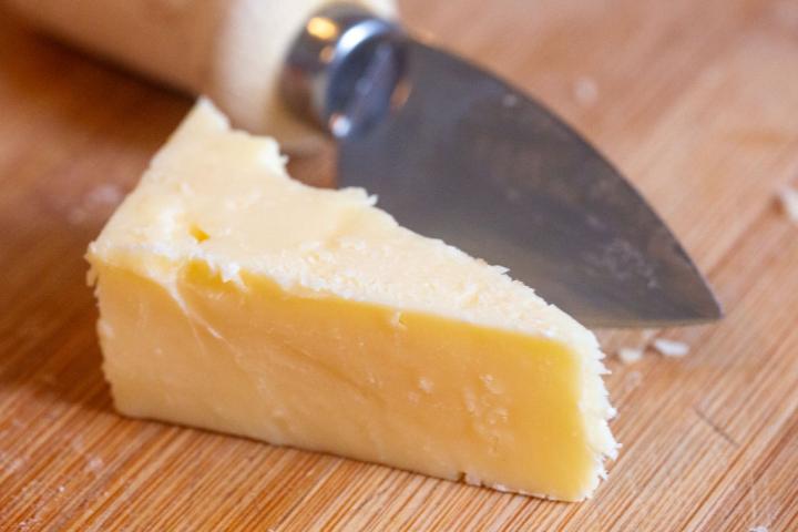 Un trozo de queso cheddar
