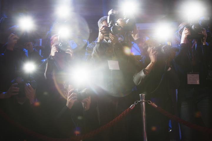 Fotógrafos en una alfombra roja.