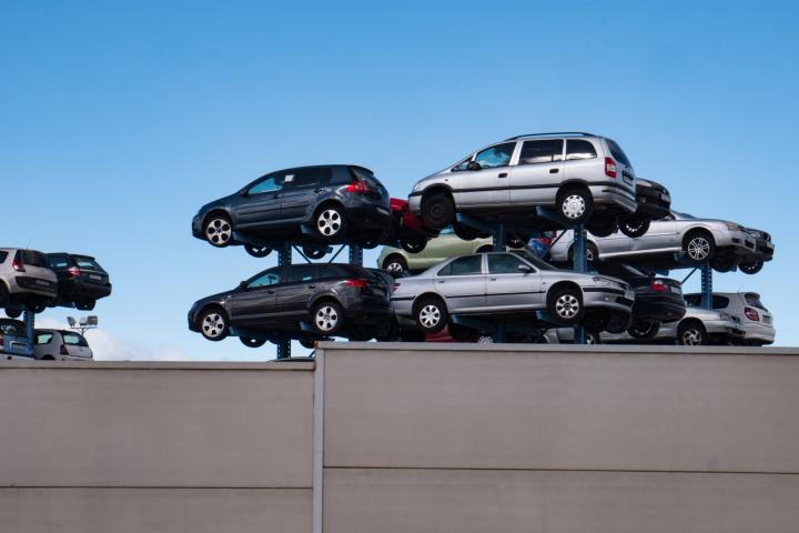 Imagen de archivo de coches en el desguace.