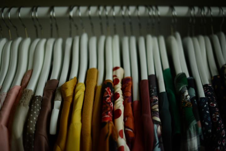 Un armario lleno de ropa