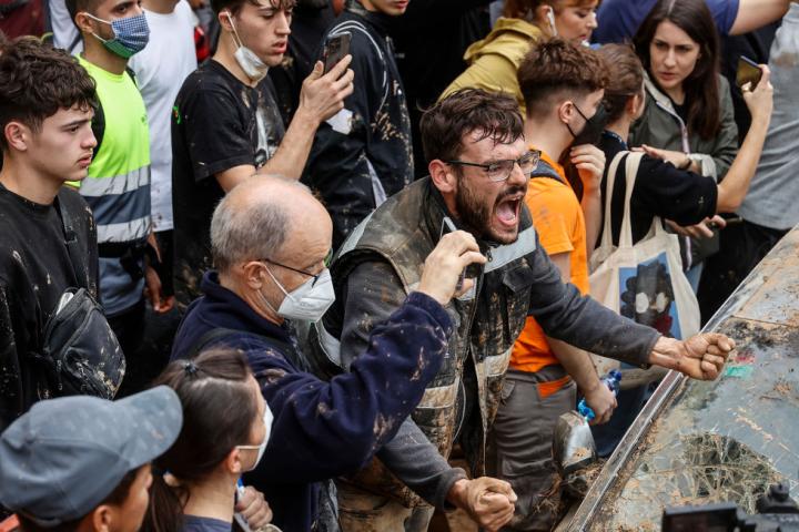 Un hombre grita durante la visita de los reyes a Paiporta de este domingo.