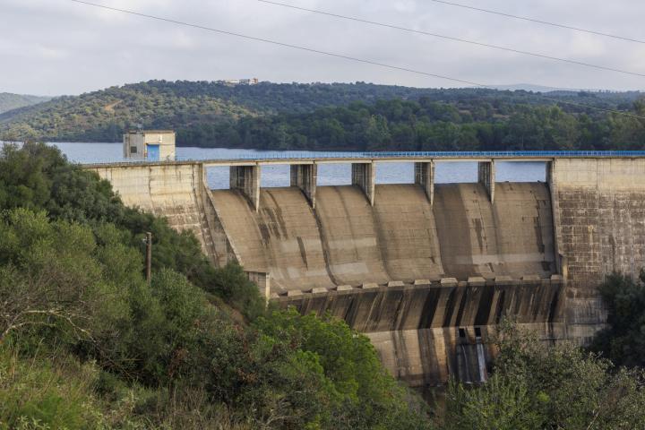 Presa del embalse de El Gergal en Guillena (Sevilla).