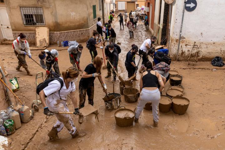 Vecinos y voluntarios ayudan en las tareas de limpieza en la localidad de Masanasa, en la provincia de Valencia, el pasado lunes 4 de noviembre de 2024.
