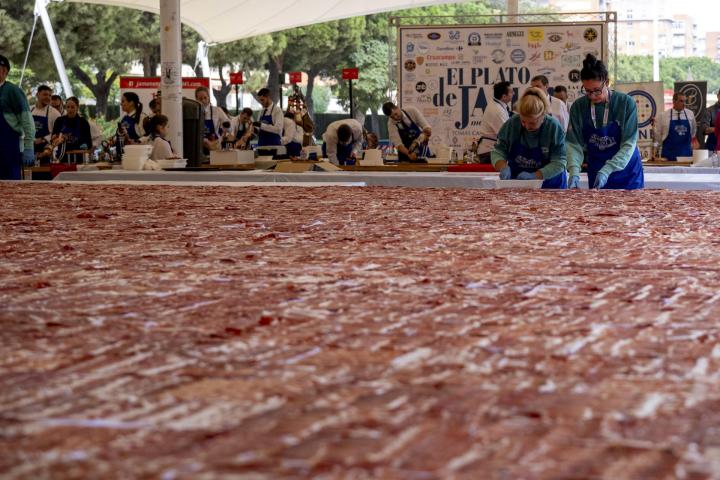Huelva logra el récord Guinness con un plato de media tonelada de jamón ibérico