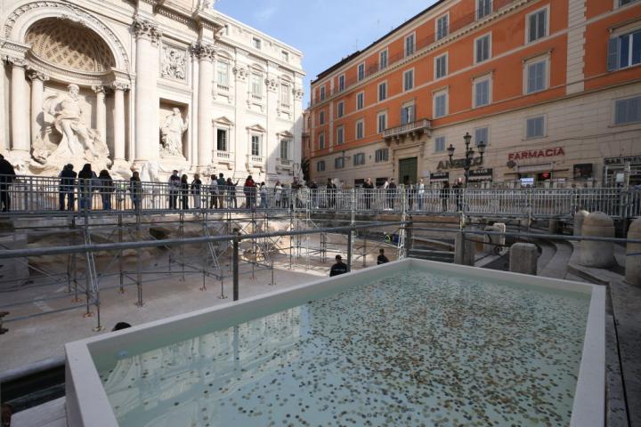 La bañera temporal para recoger las monedas de los turistas en la Fontana di Trevi.