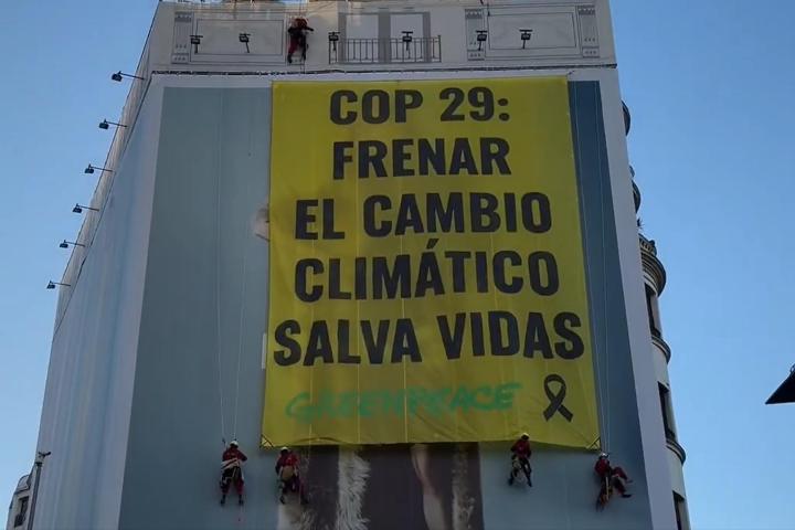 La lona gigante que ha desplegado Greenpeace en Madrid, por el arranque de la COP de Azerbayán, en Bakú.