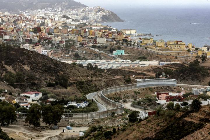 Vista de la frontera entre Ceuta (España) y Fnideq (Marruecos)