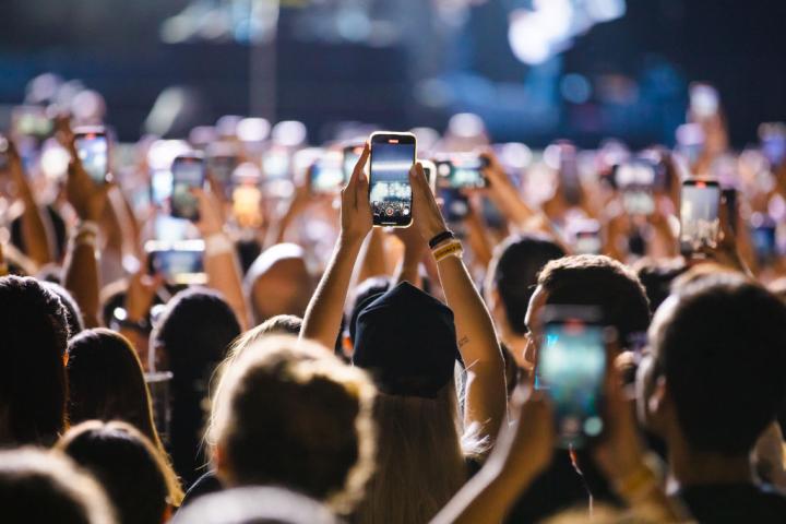 El público de un concierto inmortaliza el momento con sus móviles.