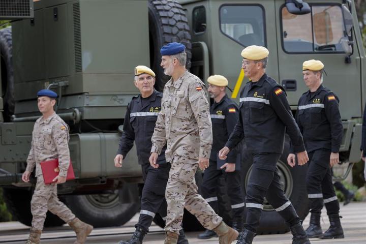 El rey, junto al contingente militar desplegado en la base militar Jaime I de Bétera