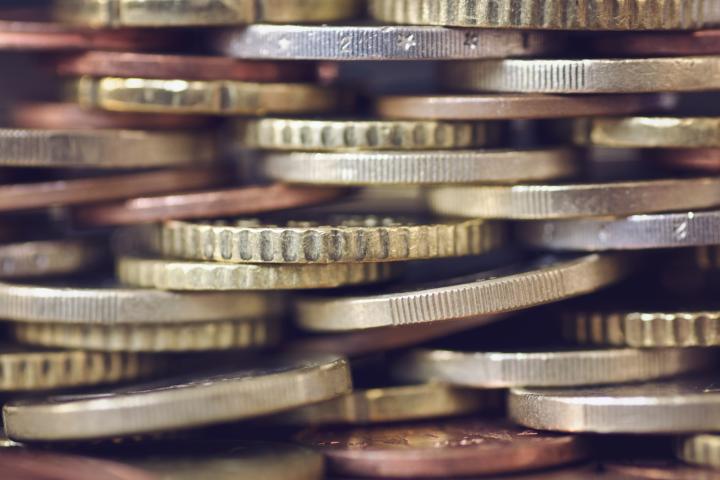 Imagen de archivo de un plano detalle de varias monedas de canto.