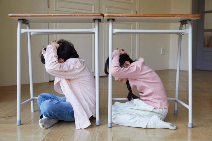 Niños practicando un simulacro de terremoto en clase