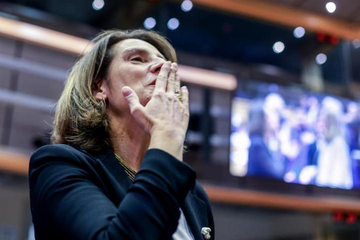 Teresa Ribera saluda cariñosamente a sus compañeros