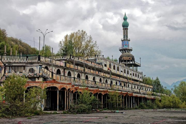 Vista de uno de los edificios fantasma de la ciudad italiana de Consonno.