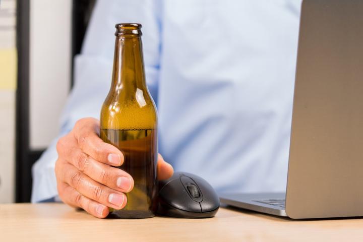 Beber cerveza en el trabajo: despido improcedente, o justificado, según el momento