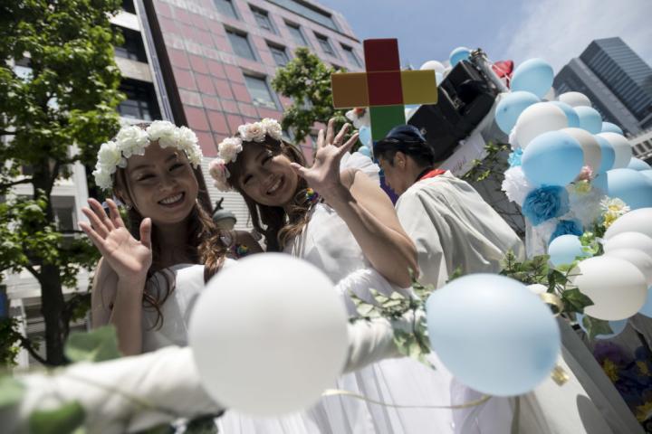 Dos mujeres, con el traje de novia, participan en el desfile del Orgullo en Tokio.