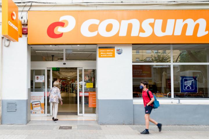 Entrada de un local de Consum en Valencia