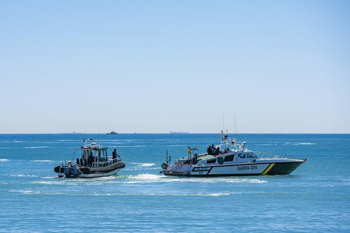 Imagen de archivo de varias embarcaciones de la Guardia Civil, en la costa valenciana.